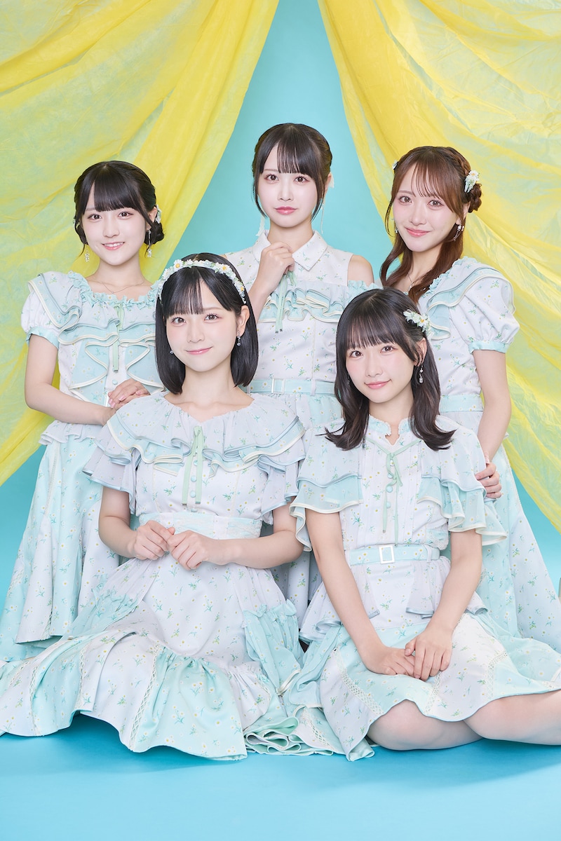 後列左から久留島優果、中村舞、石田千穂、前列左から曽川咲葵、高雄さやか。