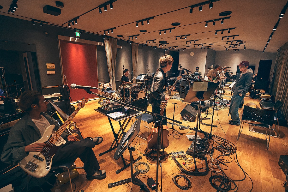 菅田将暉とKNEEKIDSが演奏している様子。