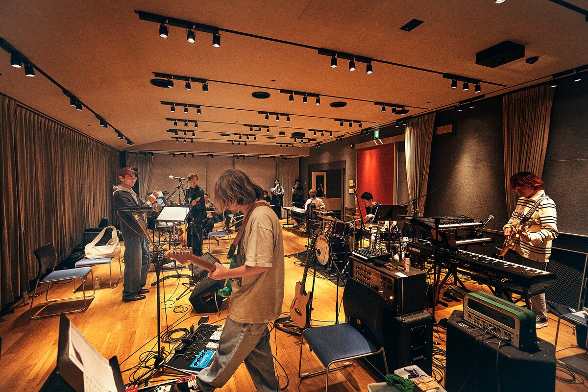 菅田将暉とKNEEKIDSが演奏している様子。