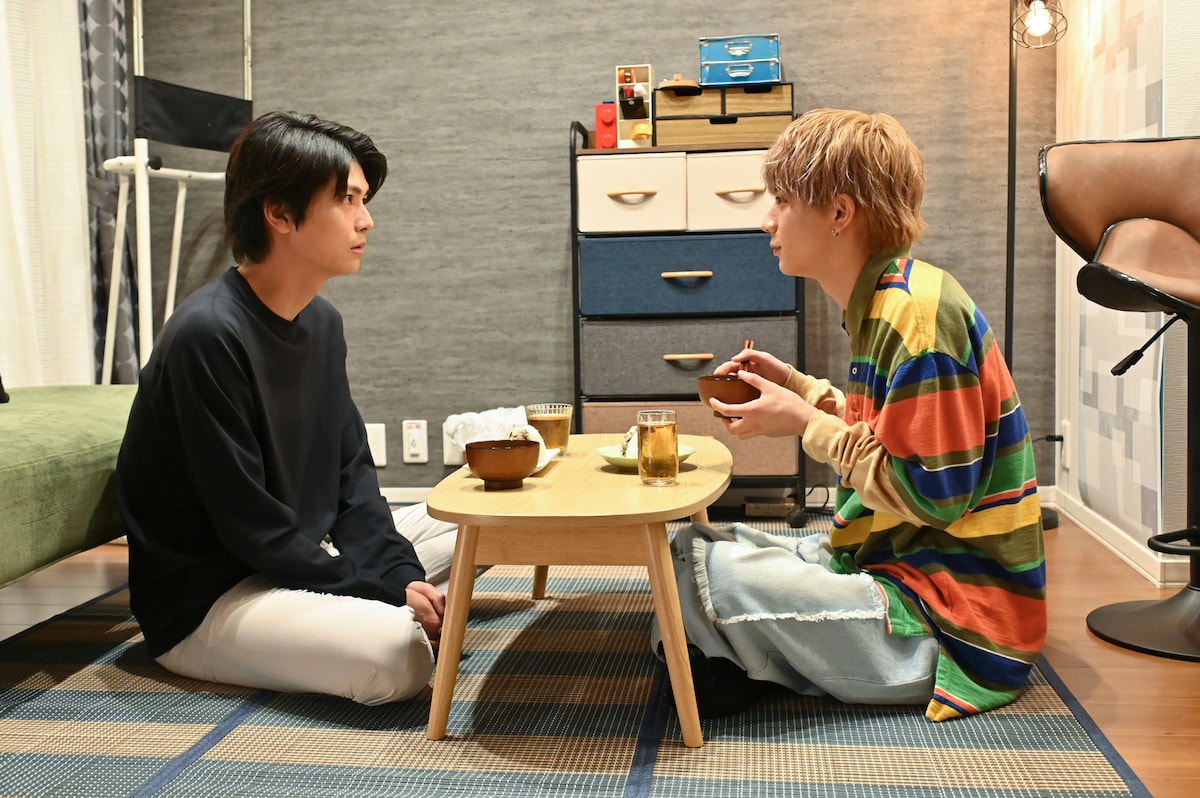 「シュガードッグライフ」第2話より。田中洸希が絶賛した野菜たっぷりの味噌汁を飲むシーン。