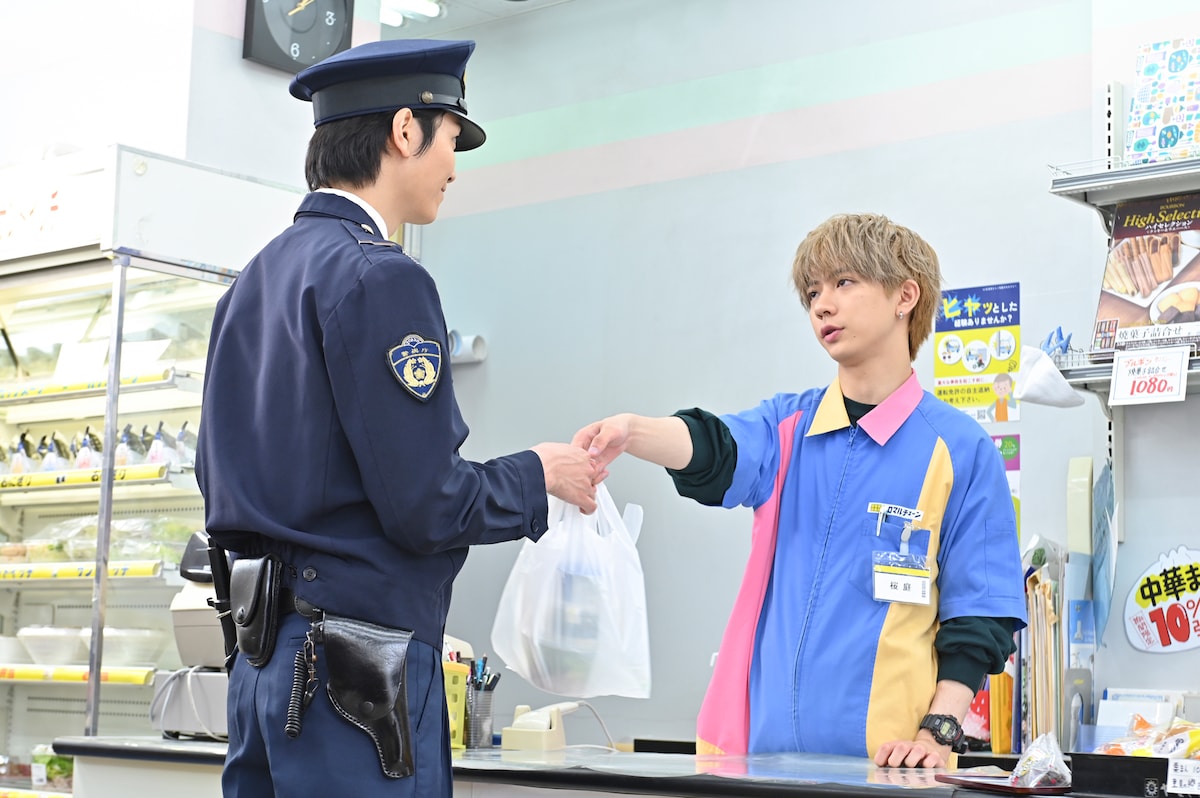 「シュガードッグライフ」第1話より。唯純の働くコンビニに天沢が通い始め、徐々に2人の距離が縮まっていく。