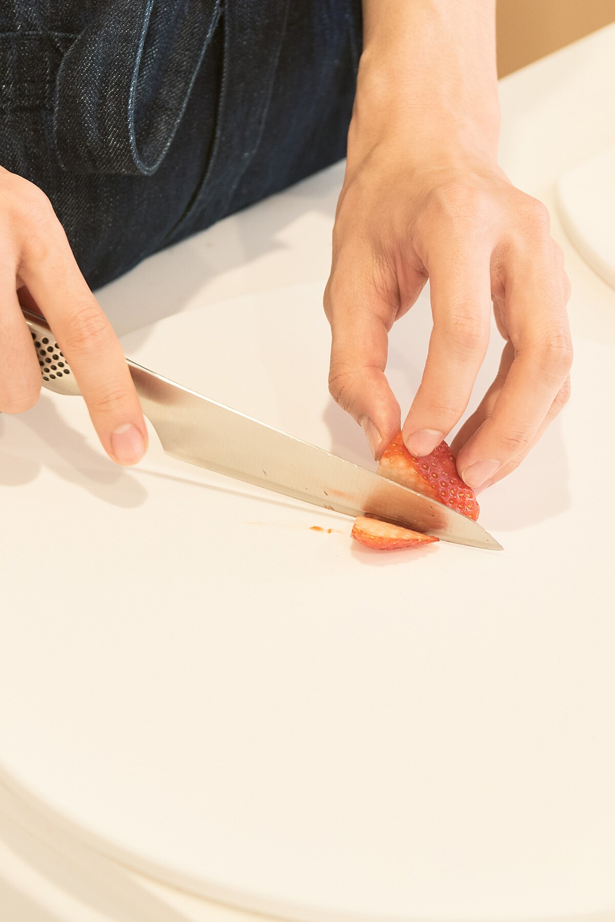 苺はたっぷり入れたいので多めにカット。