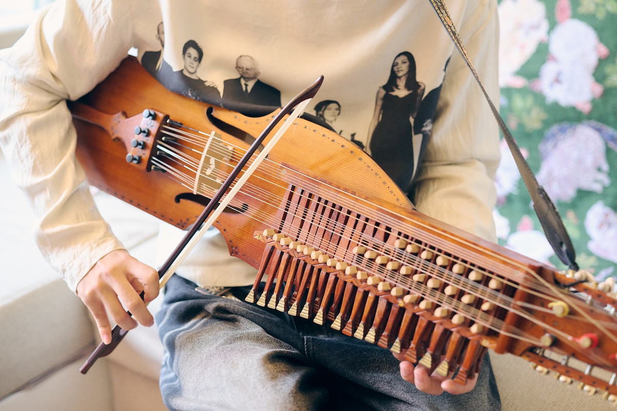 ニッケルハルパを弾くSuiet。