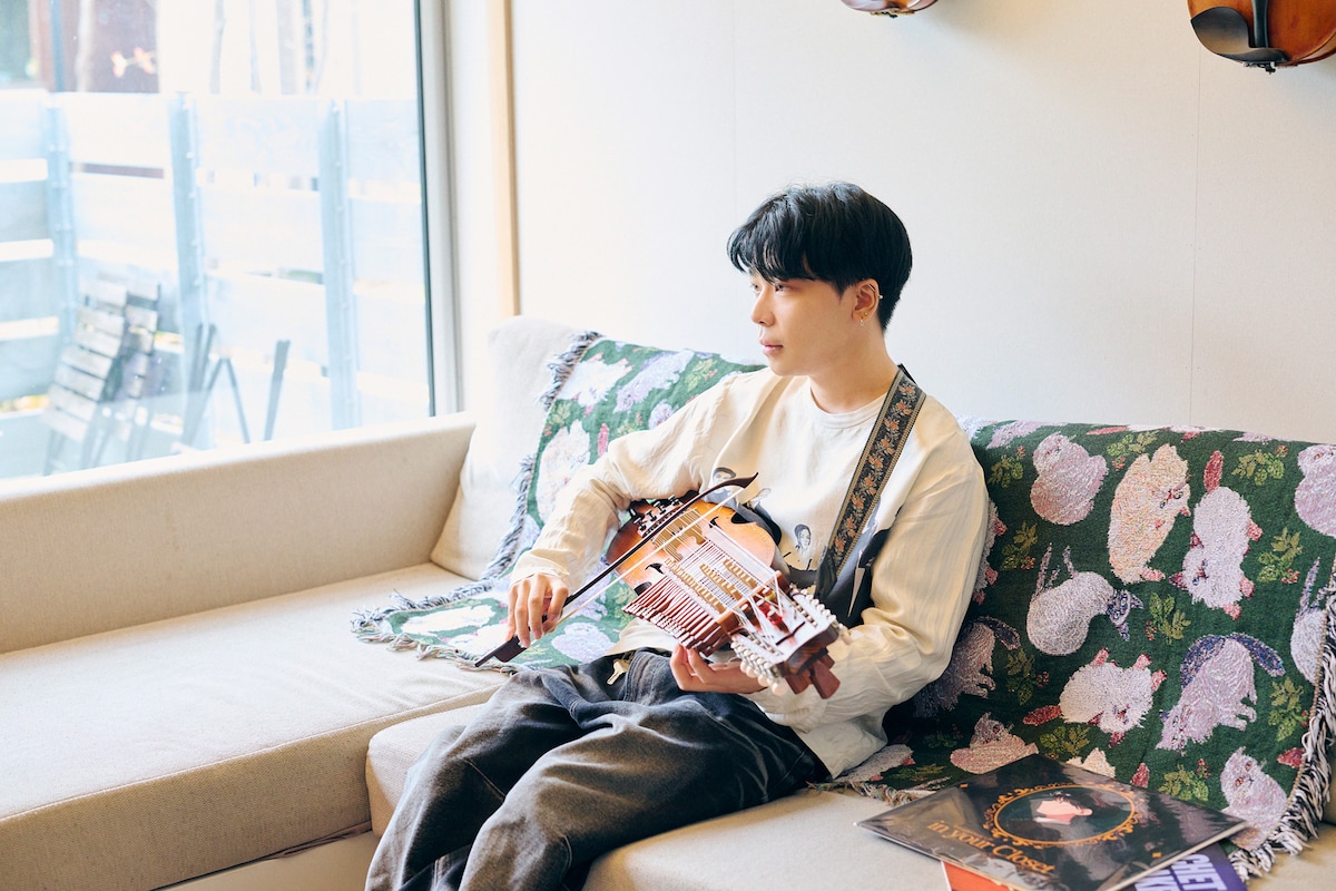 ニッケルハルパを弾くSuiet。