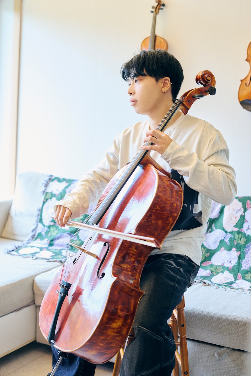 チェロを弾くSuiet。