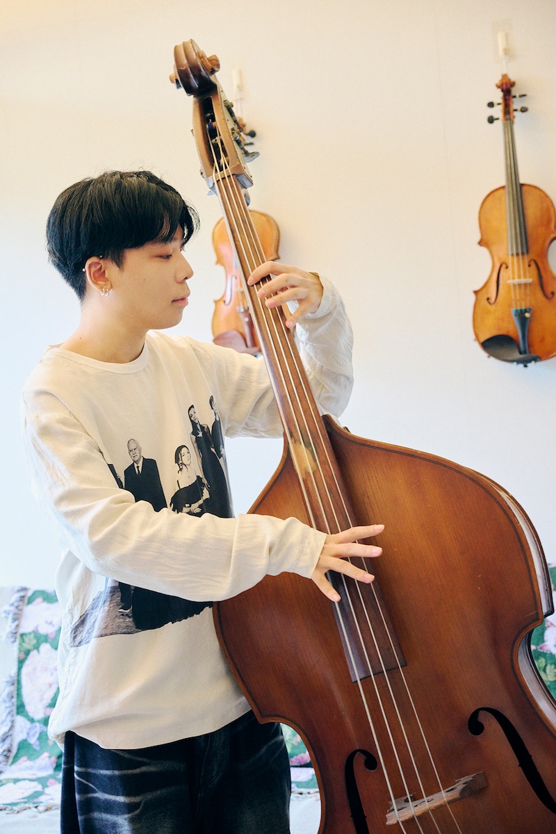 コントラバスを弾くSuiet。