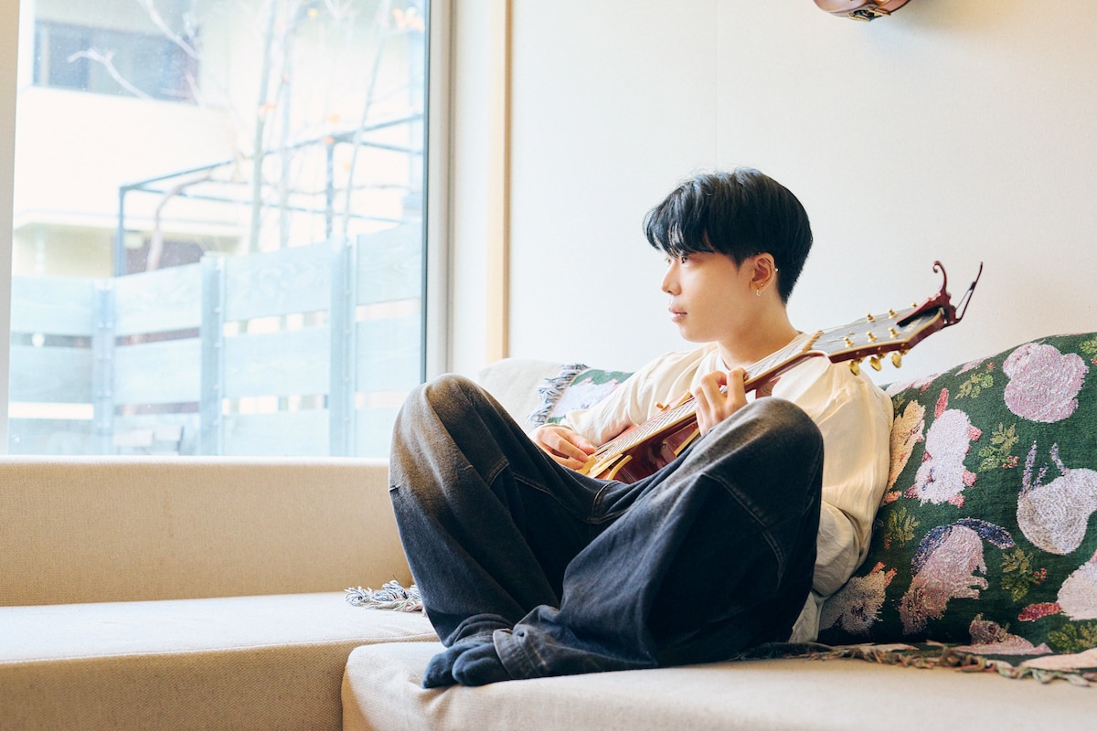 アコースティックギターを弾くSuiet。