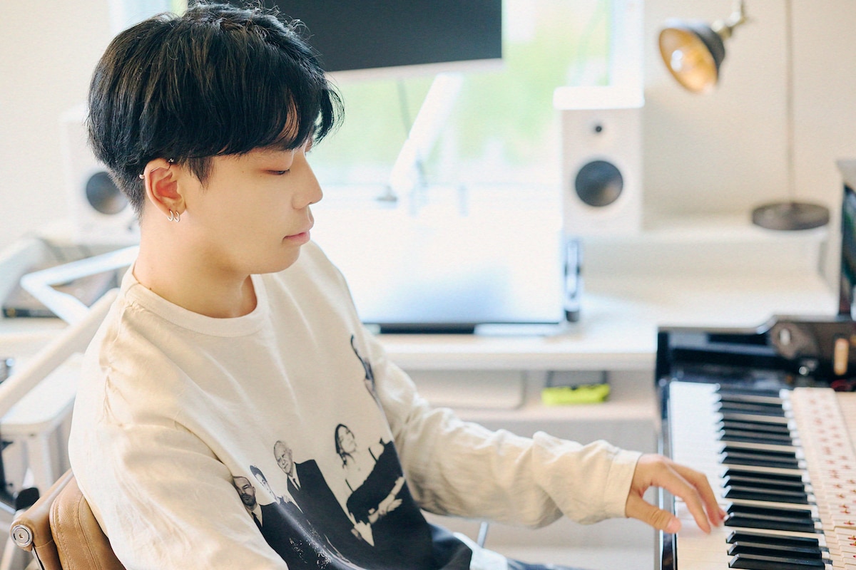 ピアノを弾くSuiet。