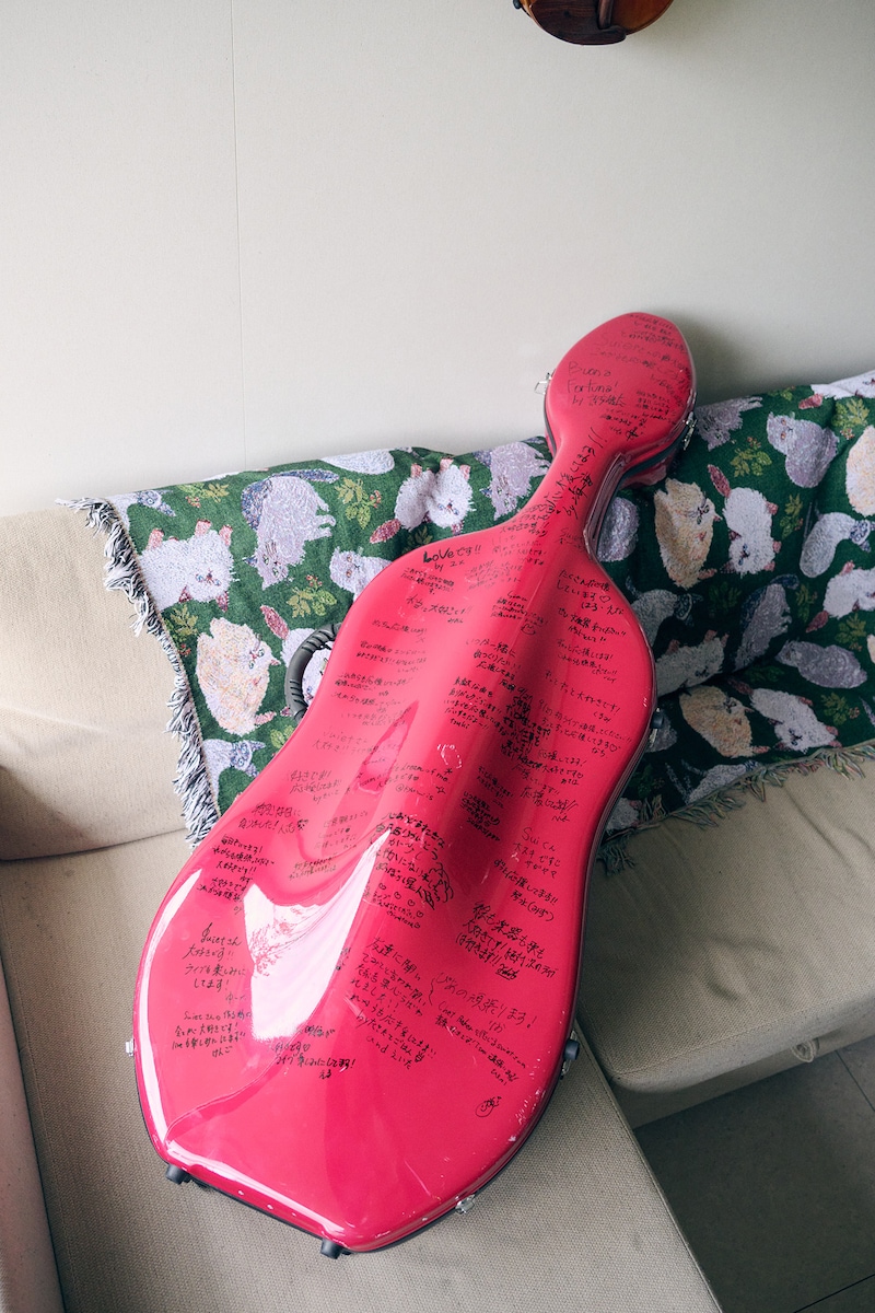 ファンからのメッセージが入った、大切なチェロのケース。