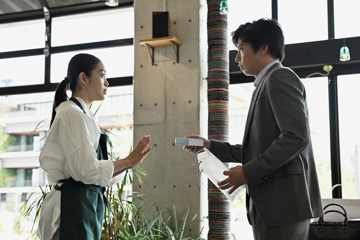 左から髙石あかり演じる瀬戸千春、田中圭演じる富田誠