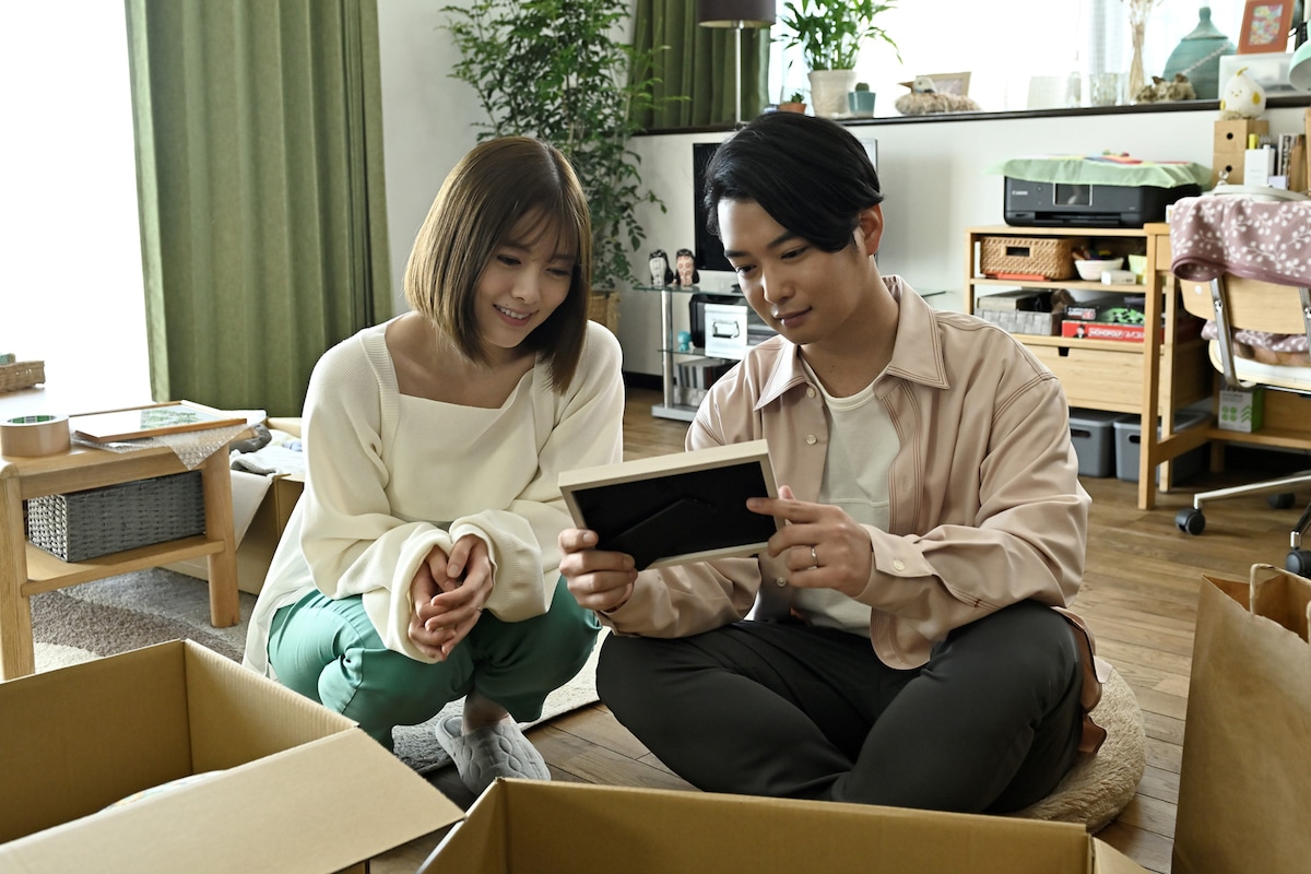 左から白石麻衣演じる加賀谷美乃里、千葉雄大演じる加賀谷学