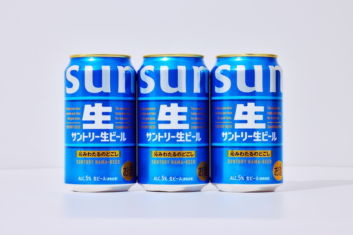 コンフォートブルーが目を引くリニューアルした「サントリー生ビール」。