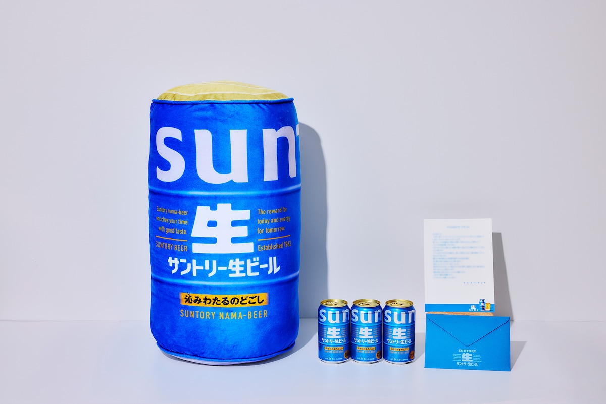 左から「デカサン生クッション」、「サントリー生ビール」、“青色の先輩”に宛てた手紙。