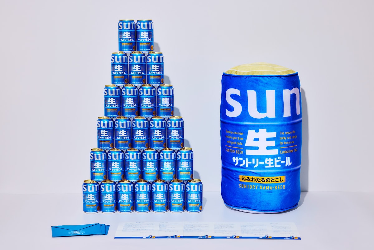 左上から時計回りで「サントリー生ビール」、「デカサン生クッション」、“青色の先輩”に宛てた手紙。