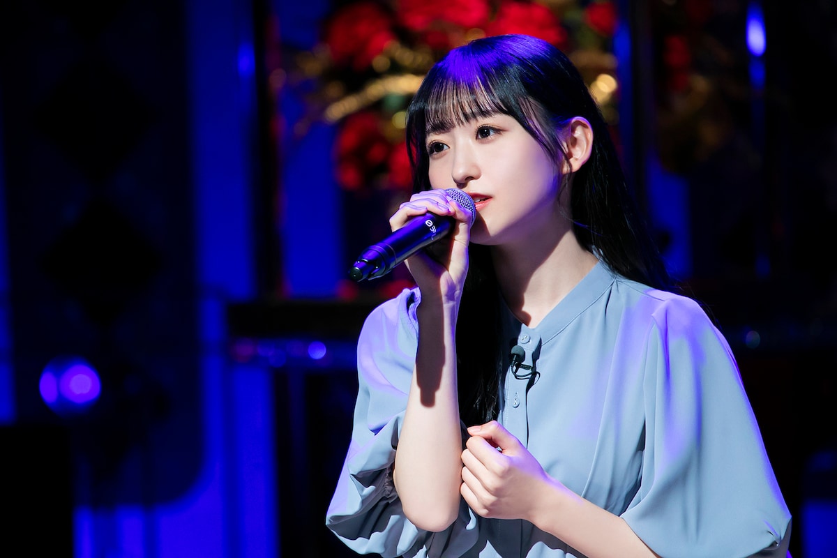 「レイニーブルー」を歌う一ノ瀬美空。