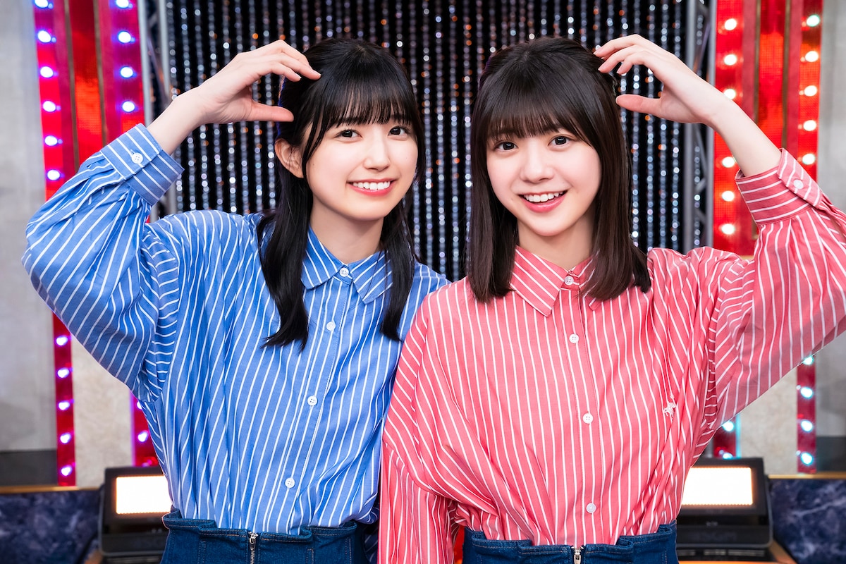 「未来へ」を歌った五百城茉央（左）と冨里奈央（右）。