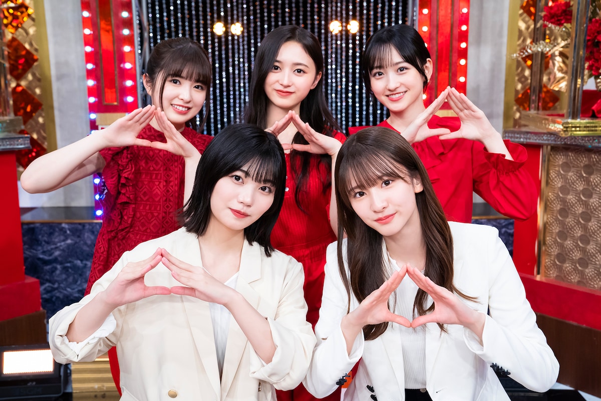 「アポロ」を歌唱した中西アルノと菅原咲月（前列）とバックダンサー・レッドソックスの小川彩、井上和、一ノ瀬美空（後列）。