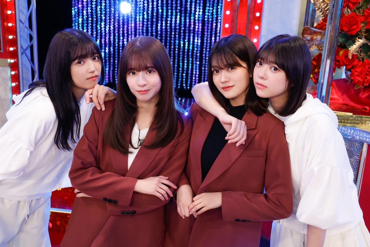 「WHITE BREATH」を披露した五百城茉央、菅原咲月、奥田いろは、冨里奈央（左から）。