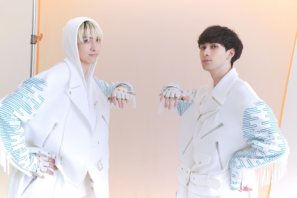 “エア洸希”の肩に手を置く古川毅とジャン海渡。