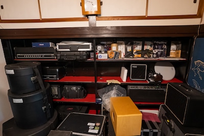 呉服屋時代の名残りを感じる機材保管庫