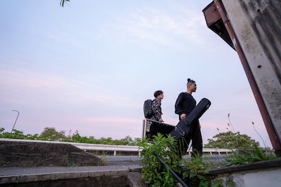 機材を運び出すメンバー