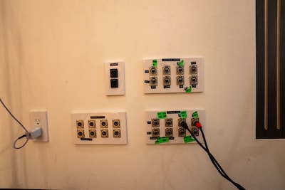 1F防音ルームから2Fコントロールルームにつながる配線