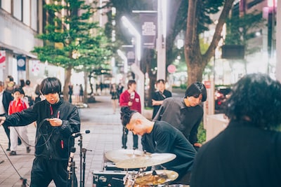 Suspended 4th路上ライブの様子。