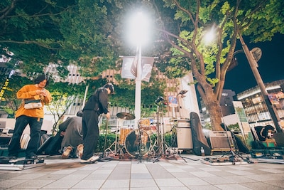 Suspended 4th路上ライブの様子。