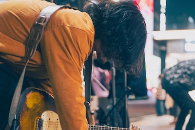 Suspended 4th路上ライブの様子。