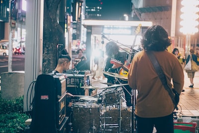 Suspended 4th路上ライブの様子。