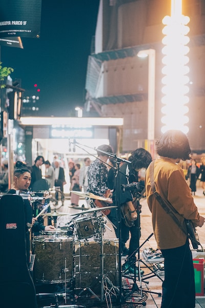 Suspended 4th路上ライブの様子。