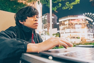 Suspended 4th路上ライブの様子。