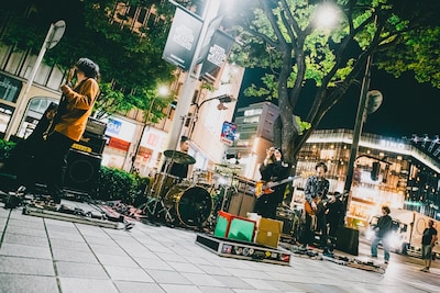 Suspended 4th路上ライブの様子。