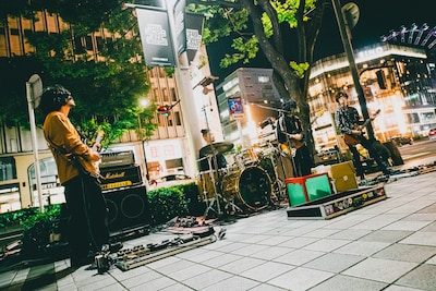 Suspended 4th路上ライブの様子。