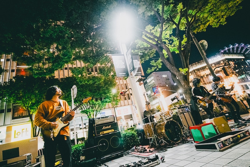 Suspended 4th路上ライブの様子。