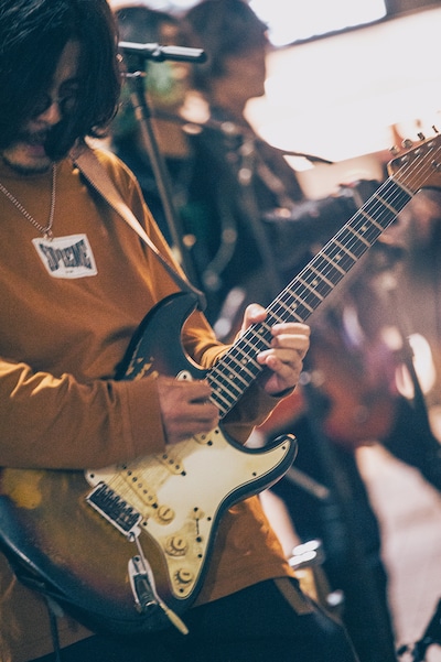 Suspended 4th路上ライブの様子。