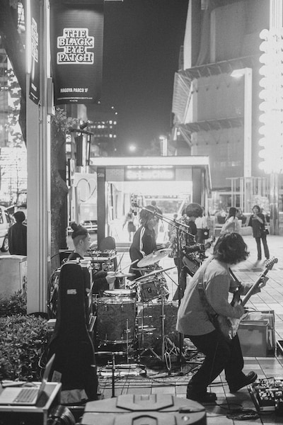 Suspended 4th路上ライブの様子。