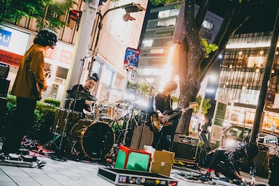 Suspended 4th路上ライブの様子。