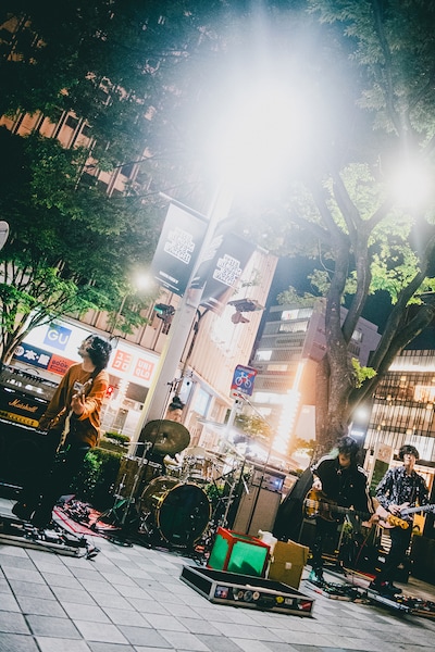 Suspended 4th路上ライブの様子。