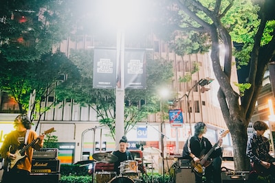 Suspended 4th路上ライブの様子。