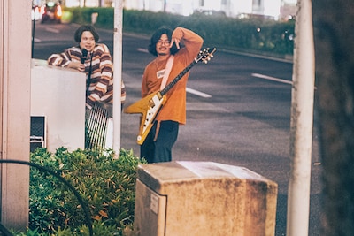 Suspended 4th路上ライブの様子。