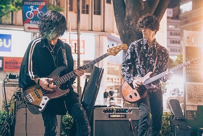 Suspended 4th路上ライブの様子。