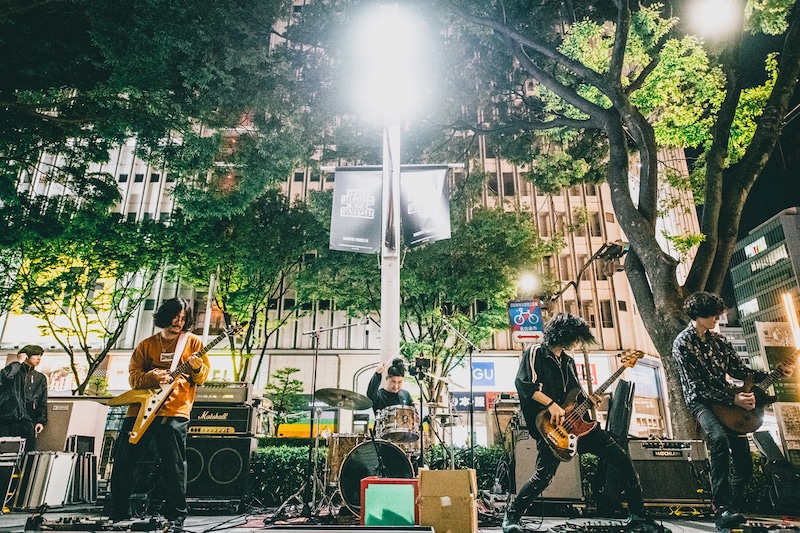 Suspended 4th路上ライブの様子。