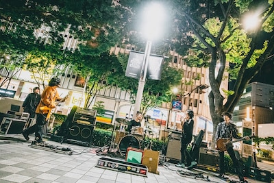 Suspended 4th路上ライブの様子。