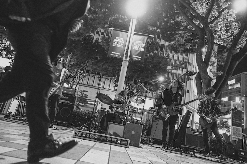 Suspended 4th路上ライブの様子。