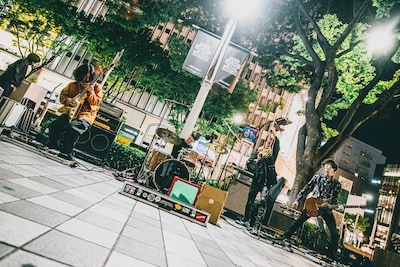 Suspended 4th路上ライブの様子。