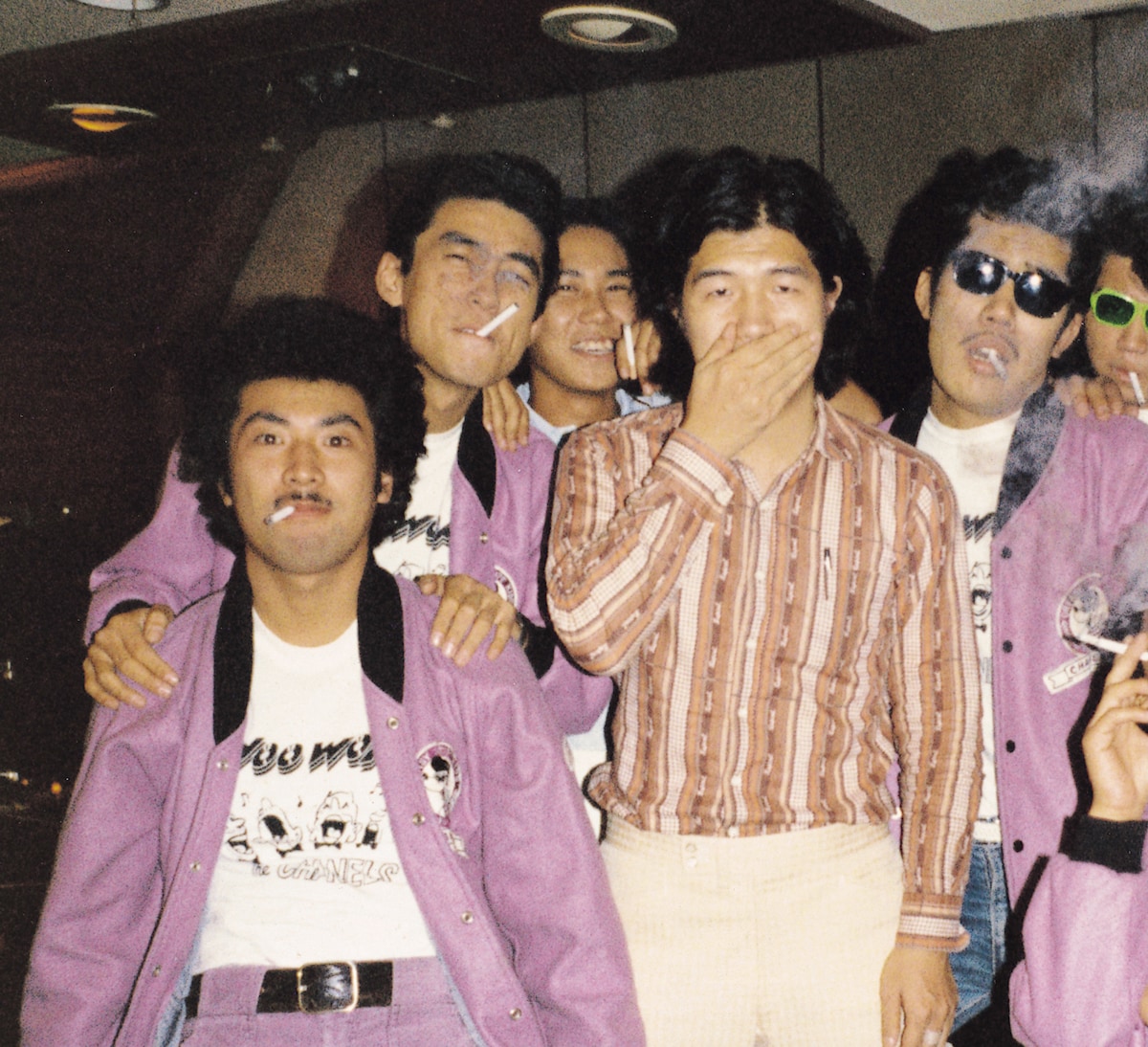 「禁煙音頭」レコーディング時、記念写真を撮る大瀧詠一とシャネルズ。