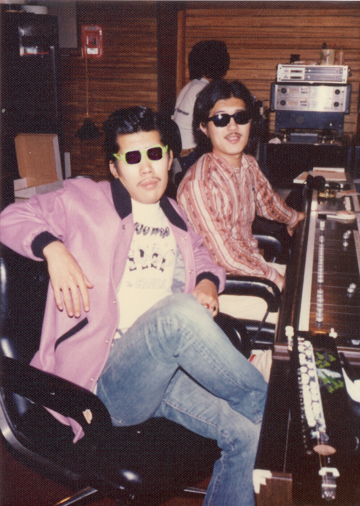 「禁煙音頭」レコーディング時の鈴木雅之と大瀧詠一。