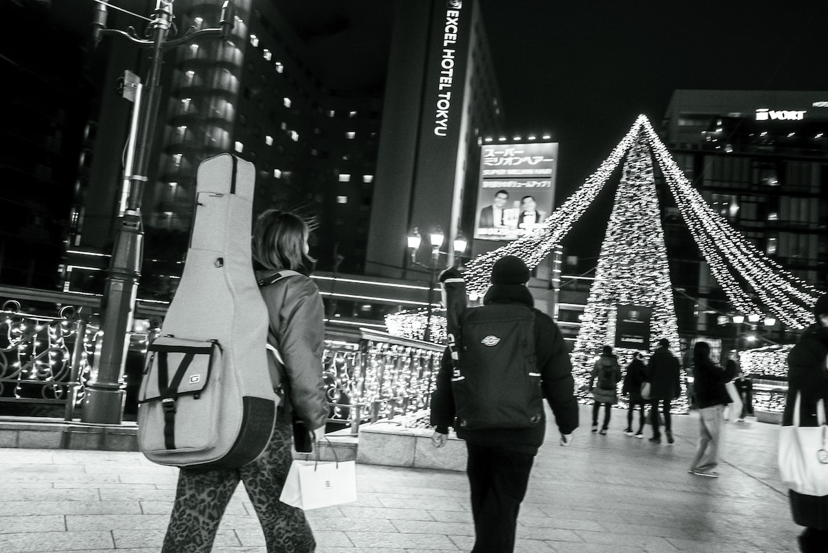 路上ライブを行う場所に向かう鈴木実貴子ズ