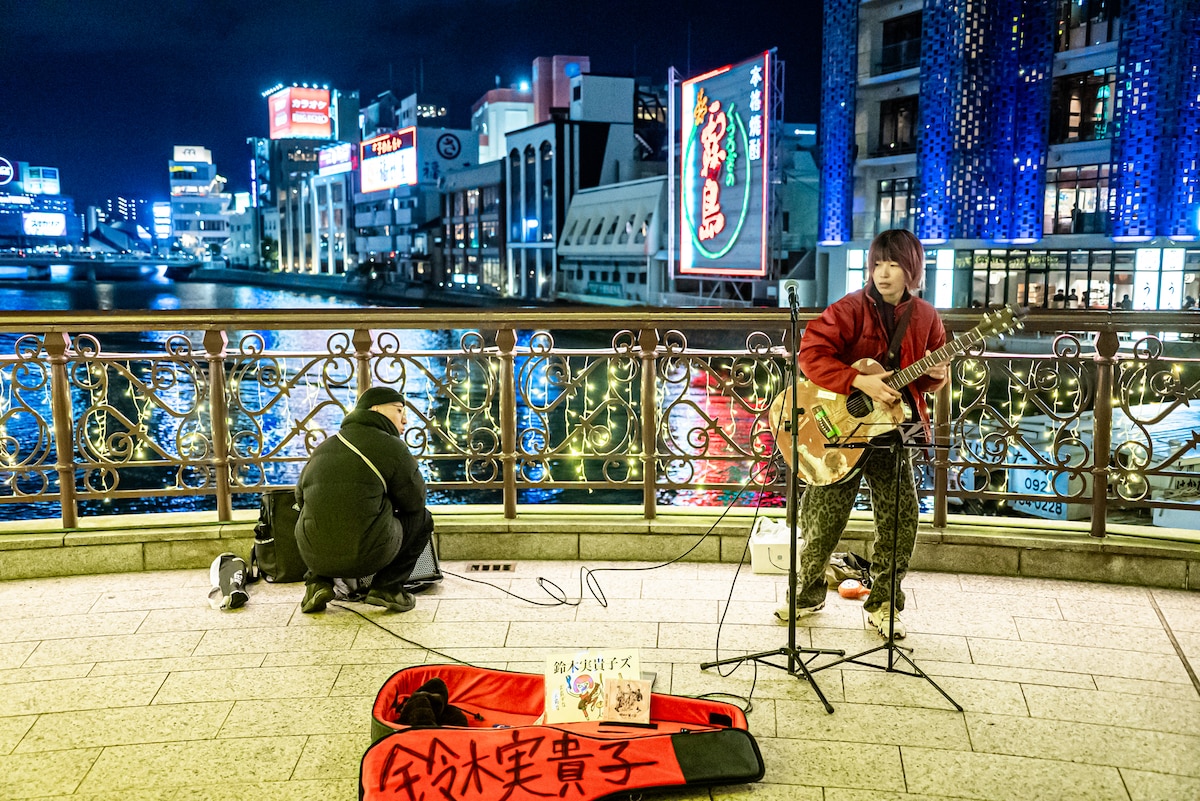 路上ライブ準備中の鈴木実貴子ズ。